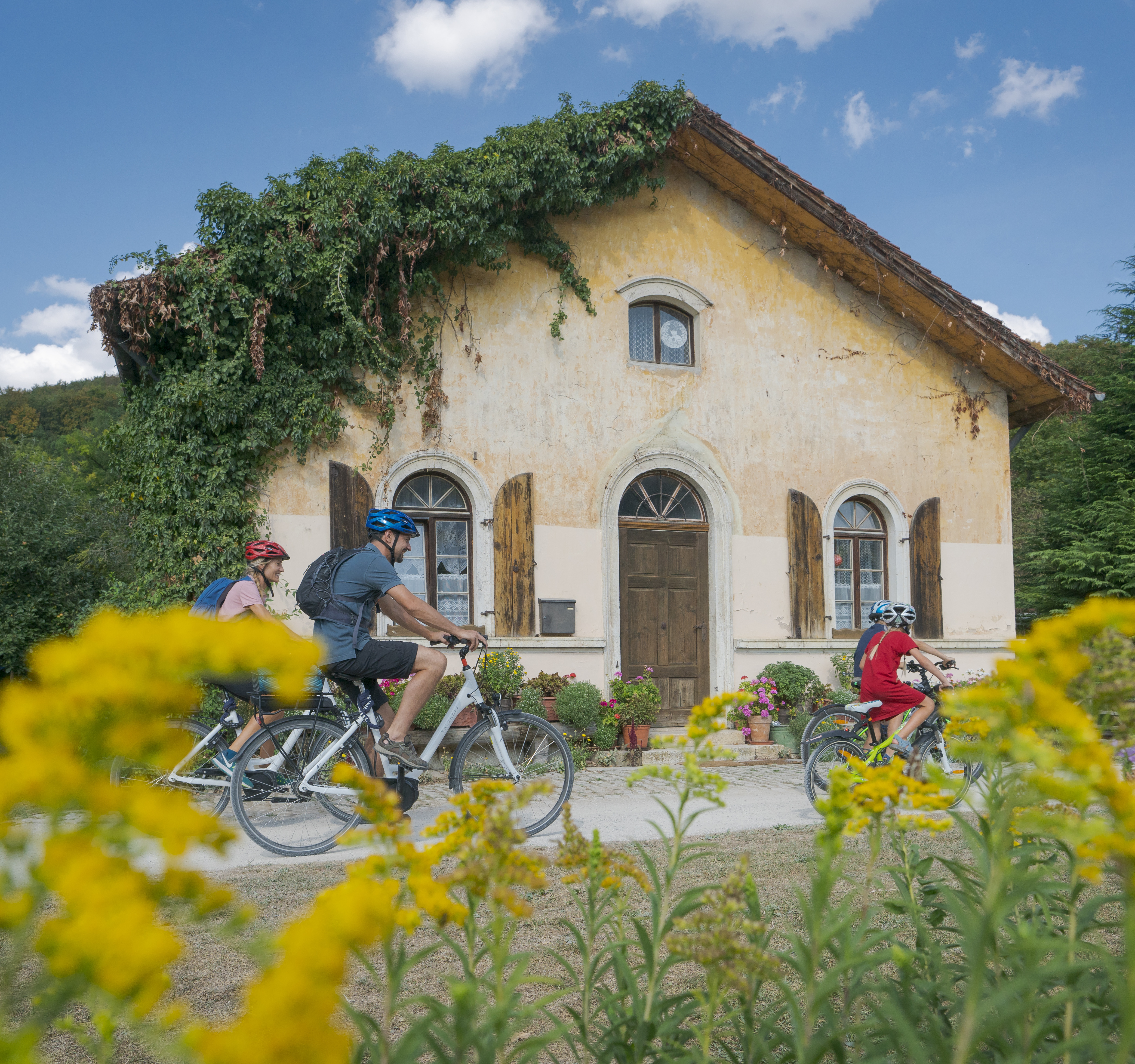 Altmuehltal Radweg  Radlerfamilie Schleusenhaeuschen nach Muehlbach 2