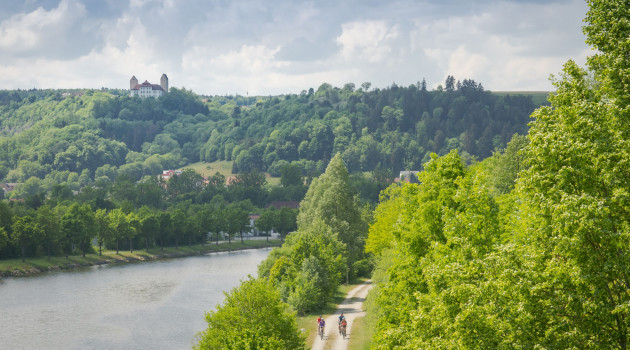 Beilngries Radler am Kanal mit Schloss Hirschberg 1