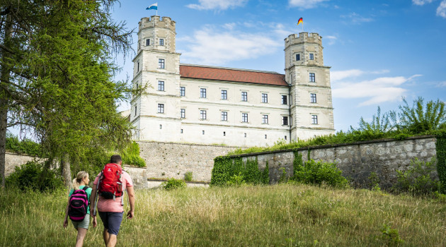 Eichstaett Willibaldsburg mit Wanderern